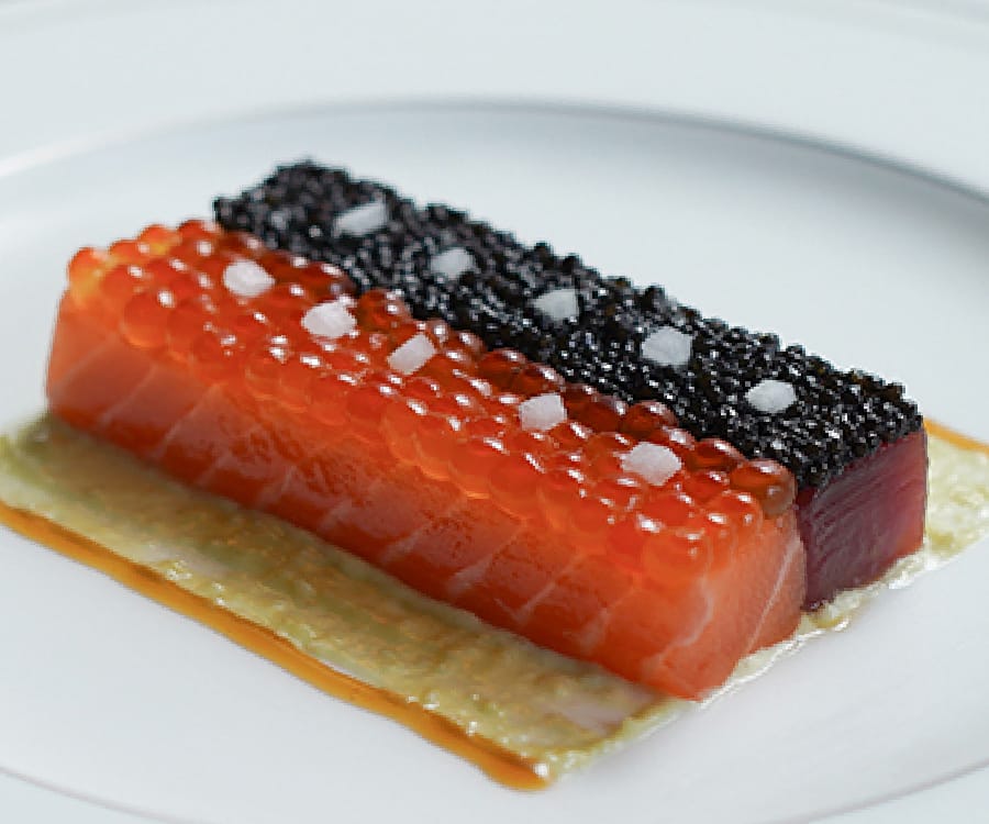 Carré de thon mariné
au caviar et saumon facon Mikuni ,“Ikura”,
mayonnaise de wasabi
自家製サーモンマリネと
イクラ赤身マグロとキャビア
ワサビマヨネーズ合え